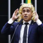 justica-anula-condenacao-de-nikolas-por-discurso-transfobico-com-peruca