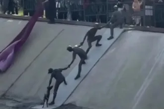 escultura-eterniza-resgate-coletivo-de-cachorro-e-emociona-moradores-no-cazaquistao;-video