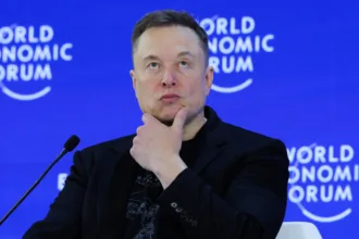 elon-musk-demite-diretora-e-mais-20-em-reestruturacao-do-x,-diz-jornal