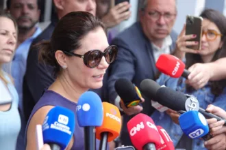 michelle-diz-que-prioridade-e-cuidar-de-bolsonaro:-“politica-zero”