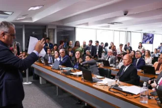 governo-derrota-oposicao-na-cpi-do-inss-e-rejeita-relatorio-que-pedia-indiciamento-de-lulinha