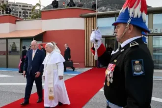 em-monaco,-papa-leao-xiv-condena-“abismos-entre-pobres-e-ricos”-e-cobra-solidariedade