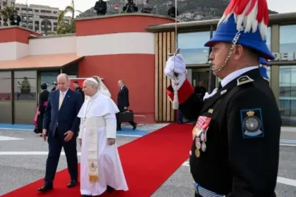 em-monaco,-papa-leao-xiv-condena-“abismos-entre-pobres-e-ricos”-e-cobra-solidariedade