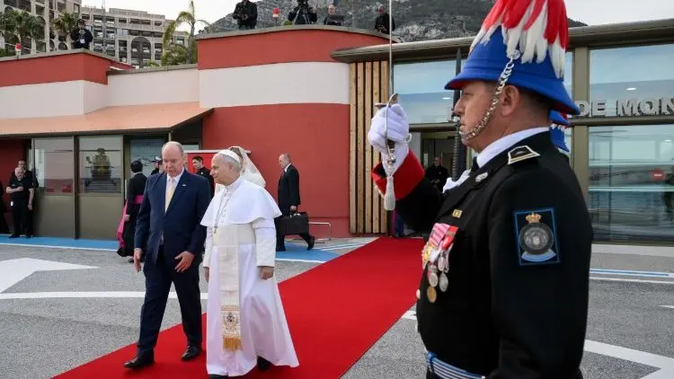 em-monaco,-papa-leao-xiv-condena-“abismos-entre-pobres-e-ricos”-e-cobra-solidariedade
