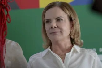 gleisi-diz-que-caiado-e-“figura-agressiva”-e-ficara-na-“periferia”-da-eleicao