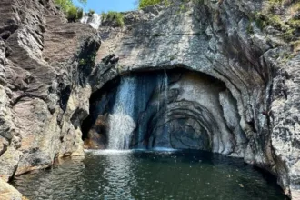 cachoeira-em-goias-com-formato-de-caracol-impressiona-turistas-e-viraliza;-veja-fotos