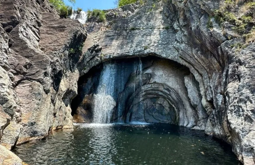 cachoeira-em-goias-com-formato-de-caracol-impressiona-turistas-e-viraliza;-veja-fotos