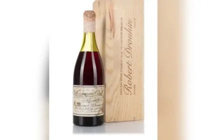 garrafa-de-vinho-frances-de-1945-se-torna-a-mais-cara-da-historia-a-ser-vendida-em-leilao