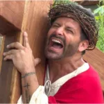 video:-figurino-de-henri-castelli-pega-fogo-em-encenacao-de-‘a-paixao-de-cristo’
