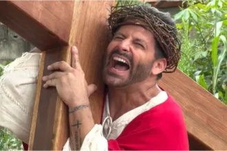 video:-figurino-de-henri-castelli-pega-fogo-em-encenacao-de-‘a-paixao-de-cristo’