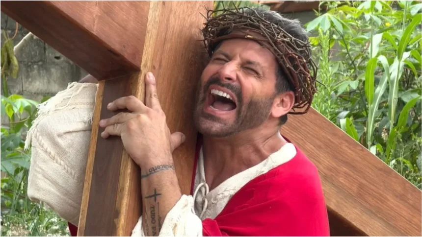 video:-figurino-de-henri-castelli-pega-fogo-em-encenacao-de-‘a-paixao-de-cristo’