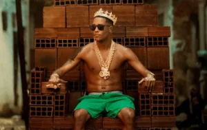 assaltantes-invadem-casa-de-mc-poze-e-levam-r$-2-milhoes-em-joias;-cantor-e-amigos-sao-agredidos