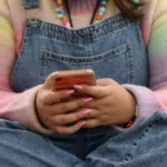 senado-da-franca-vota-projeto-para-proibir-redes-sociais-para-menores-de-15-anos