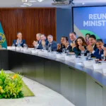 lula-diz-a-ministros-que-flavio-bolsonaro-vai-entregar-brasil-para-trump-se-for-eleito