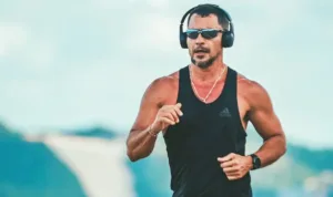 aos-52-anos,-brasileiro-vence-concurso-mundial-de-beleza-e-impressiona;-veja-fotos