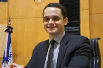 prefeito-de-vitoria-renuncia-ao-cargo-para-disputar-o-governo-do-es