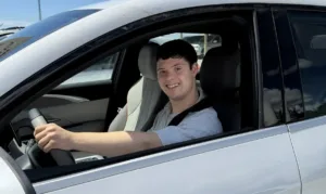 influenciador-se-torna-o-primeiro-condutor-com-sindrome-de-down-habilitado-em-goias