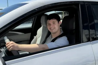 influenciador-se-torna-o-primeiro-condutor-com-sindrome-de-down-habilitado-em-goias