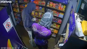 morador-e-comparsa-invadem-mercadinho-de-condominio-em-aparecida-e-furtam-produtos