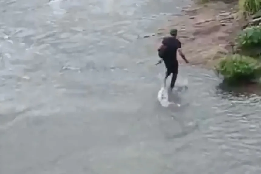 homens-enfrentam-correnteza-e-se-arriscam-no-corrego-da-marginal-botafogo,-em-goiania