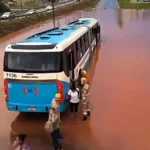 temporal-deixa-onibus-do-eixo-anhanguera-preso-em-alagamento-na-go-070-em-goianira;-video