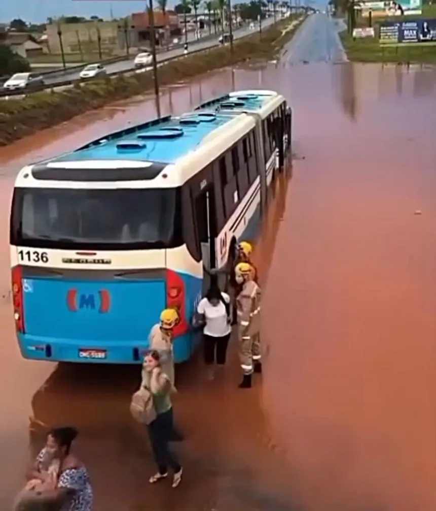 temporal-deixa-onibus-do-eixo-anhanguera-preso-em-alagamento-na-go-070-em-goianira;-video