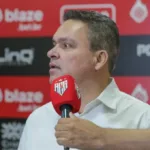 Adson Batista afirma que viu coisas boas na derrota contra o Náutico e projeta clássico contra o Vila Nova: “Precisamos ter calma” 6 adson-batista-afirma-que-viu-coisas-boas-na-derrota-contra-o-nautico-e-projeta-classico-contra-o-vila-nova:-“precisamos-ter-calma”