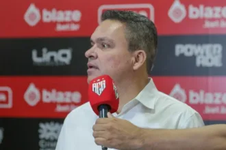 adson-batista-afirma-que-viu-coisas-boas-na-derrota-contra-o-nautico-e-projeta-classico-contra-o-vila-nova:-“precisamos-ter-calma”
