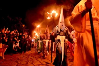 procissao-do-fogareu-reune-milhares-de-fieis-na-cidade-de-goias;-veja-videos