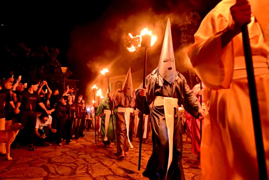 procissao-do-fogareu-reune-milhares-de-fieis-na-cidade-de-goias;-veja-videos