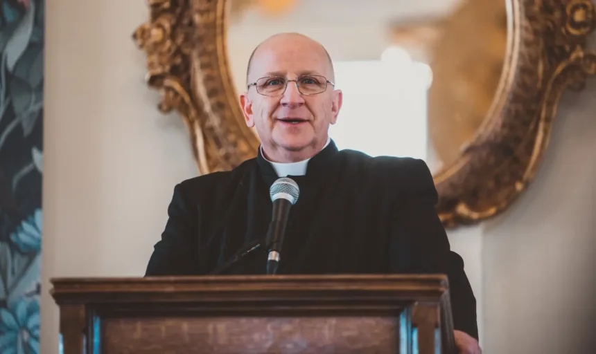 padre-exorcista-faz-alerta-sobre-aliens-e-demonios:-“humanidade-e-enganada”