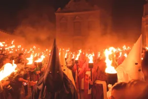 confira-fotos-da-procissao-do-fogareu,-na-cidade-de-goias