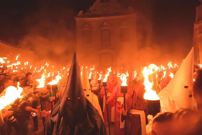 confira-fotos-da-procissao-do-fogareu,-na-cidade-de-goias