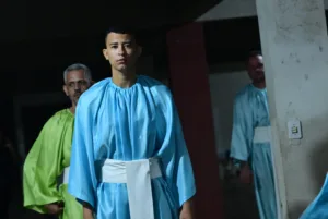 adolescente-de-17-anos-participa-da-procissao-do-fogareu-como-farricoco:-“sentimento-de-emocao-e-fe”