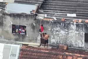 rio:-drone-flagra-fuga-de-traficantes-do-cv-por-telhado;-5-sao-presos.-video