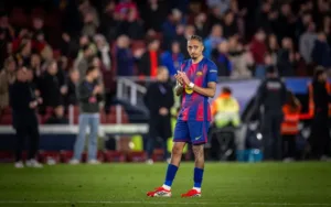 barcelona-libera-raphinha-para-iniciar-tratamento-de-lesao-no-brasil-e-cuidar-da-parte-emocional