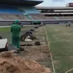 video-mostra-funcionarios-do-goias-tratando-do-gramado-do-estadio-serra-dourada
