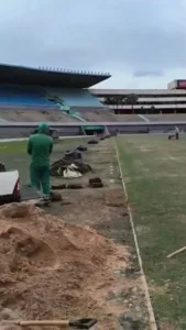 video-mostra-funcionarios-do-goias-tratando-do-gramado-do-estadio-serra-dourada