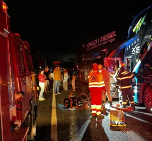 acidente-entre-onibus-e-carros-deixa-um-morto-na-br-153,-em-campinorte