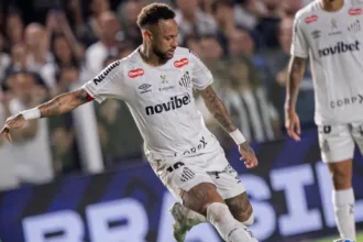 neymar-e-decisivo,-participa-dos-dois-gols-do-santos,-mas-toma-terceiro-amarelo-e-esta-suspenso-no-brasileirao