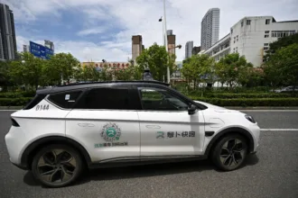 robotaxis-sofrem-pane,-param-no-meio-da-rua-e-obrigam-motoristas-a-desviar-em-cidade-na-china