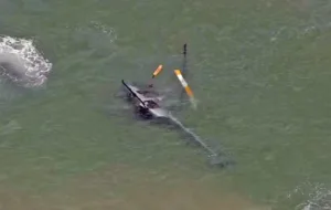 helicoptero-faz-pouso-forcado-no-mar-da-barra-da-tijuca,-no-rio.-veja-video