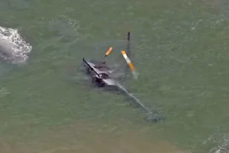 helicoptero-faz-pouso-forcado-no-mar-da-barra-da-tijuca,-no-rio.-veja-video