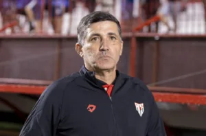 vila-nova-x-atletico:-quem-chega-mais-pressionado-no-classico?-tecnico-do-dragao-responde