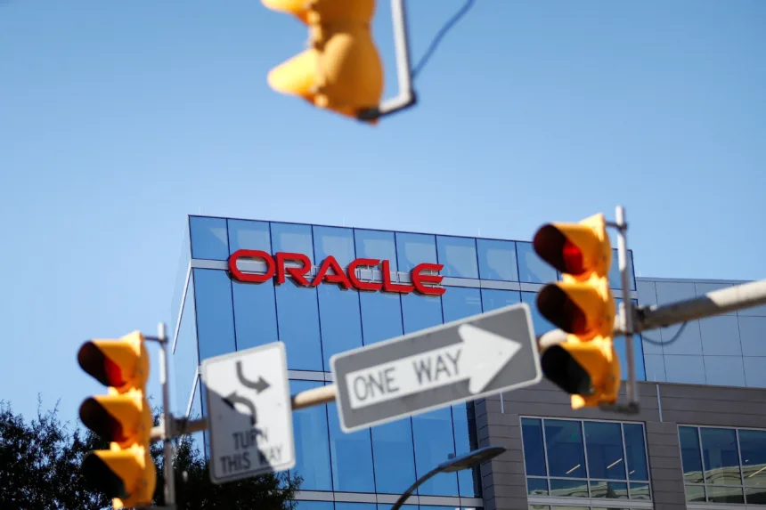 oracle-promove-demissoes-em-massa-para-investir-em-ia,-diz-tv