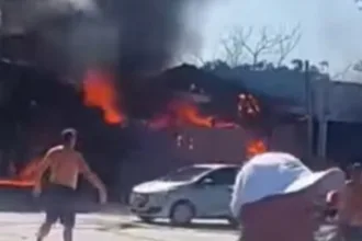 aviao-de-pequeno-porte-cai-sobre-restaurante-no-rs-e-deixa-quatro-mortos