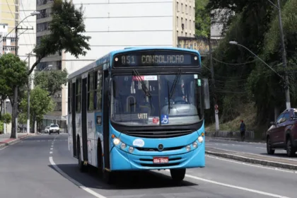 motorista-de-onibus-e-atacado-com-faca-e-dirige-ate-delegacia-no-es