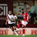 vila-nova-busca-virada-no-fim-e-bate-atletico-no-primeiro-classico-goiano-da-serie-b-2026