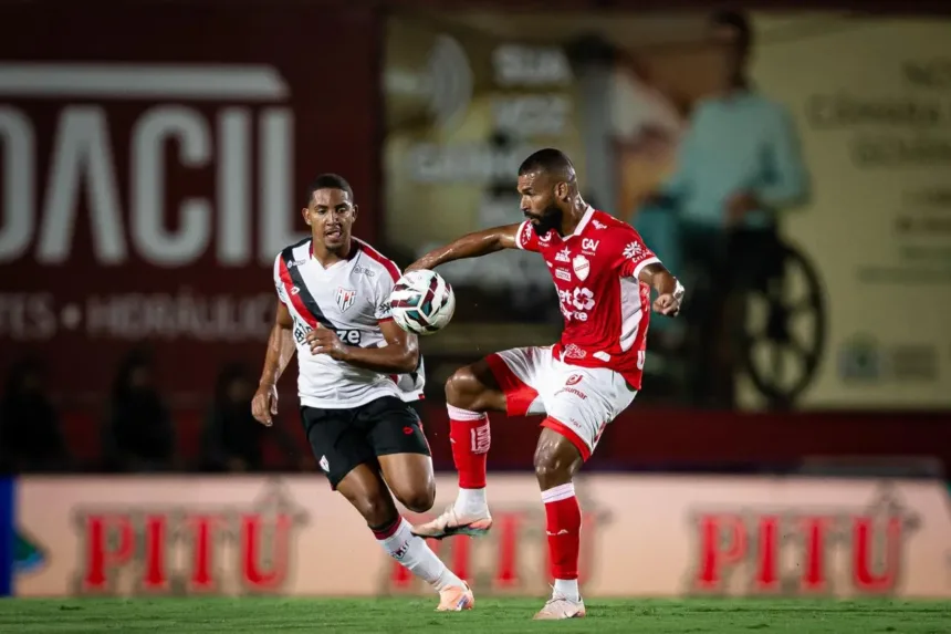 vila-nova-busca-virada-no-fim-e-bate-atletico-no-primeiro-classico-goiano-da-serie-b-2026
