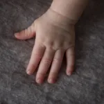 bebe-e-ferida-na-cabeca-por-golpes-de-tesoura-enquanto-era-amamentada-pela-mae-em-goiania